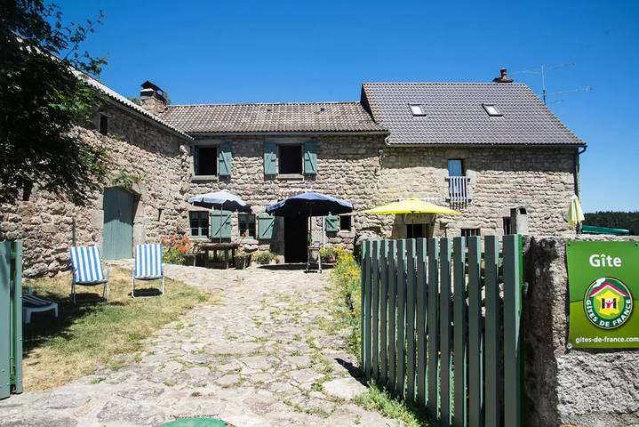 Gîte pour 6 personnes, avec piscine et terrasse, animaux acceptés dans L'Aubrac