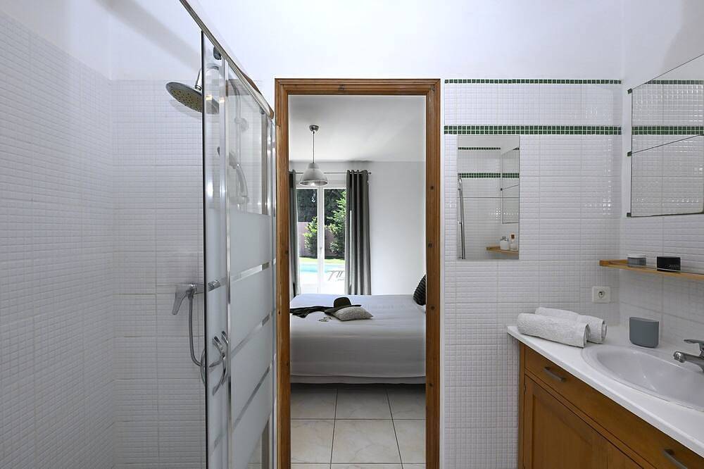 Villa des Amis with jacuzzi and swimming pool near the Alpilles and Luberon mountains in Sorgues, Vaucluse