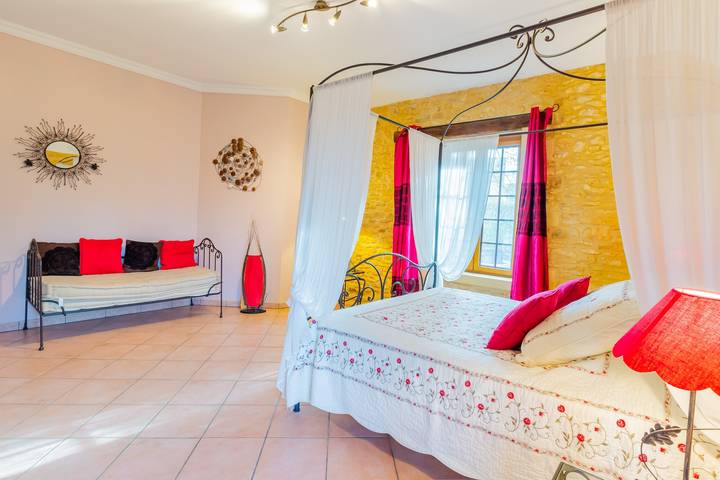 Location de vacances pour 3 personnes, avec jardin à Saint-Amand-de-Coly - 2