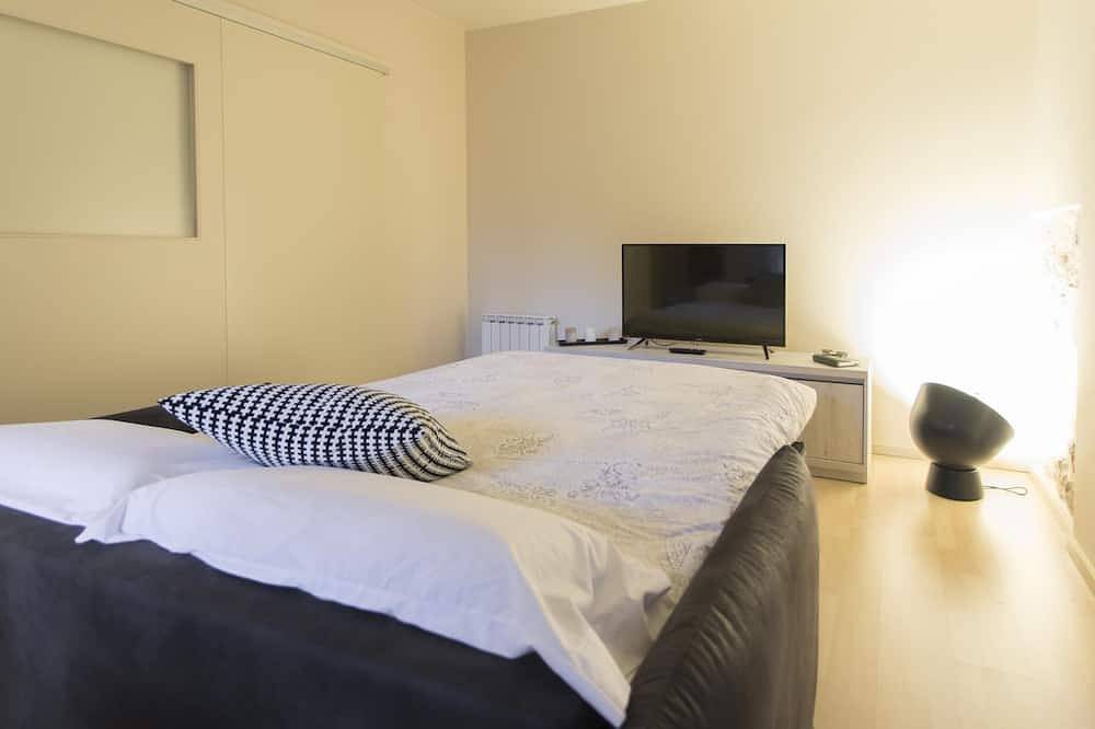 Entire apartment, Cort Reial 1A - Holiday Apartment Rental in Girona | Bravissimo in Girona, Gironès