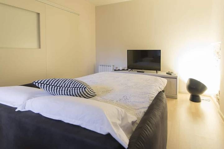Apartamento entero, Bravissimo Cort Reial 1A, con 2 dormitorios y en el centro histórico in Gerona, Gironés