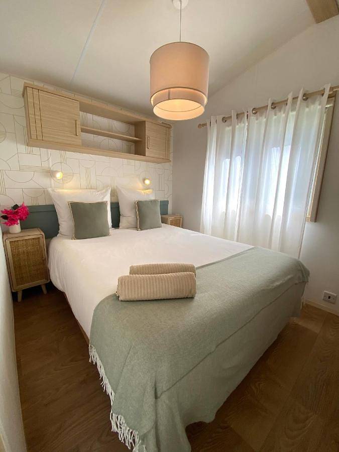 Camping pour 5 personnes, avec Jacuzzi et Terrasse ainsi que Jardin et Bassin pour enfant