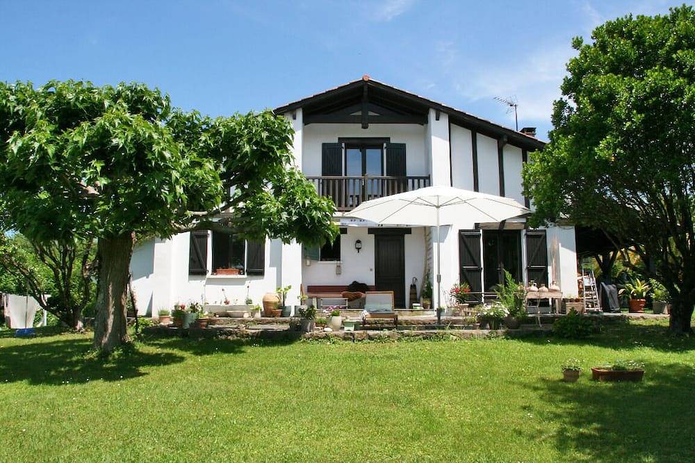 Maison basque avec vue pittoresque sur les Pyrénées in Ahetze, Région de Bayonne