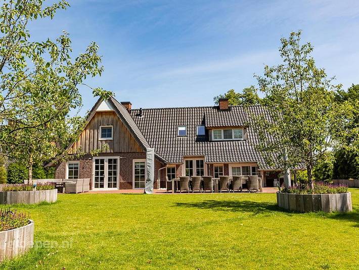 Vakantiehuis voor 14 personen, with whirlpool and sauna as well as terras and balkon/terras in Hellendoorn Gemeente