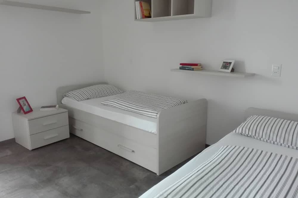 Entire apartment, Lakeside apartment located in historic center with wonderful views in Malcesine, Garda Mountains