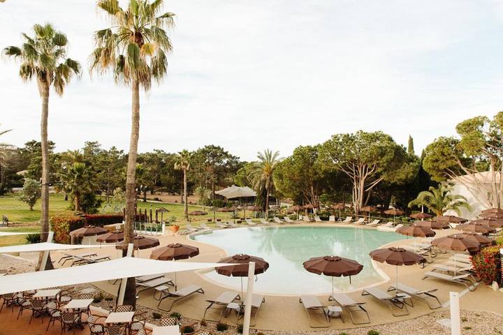 Bungalow para 2 pessoas, com jardim e sauna e ainda piscina infantil and piscina em Lagoa