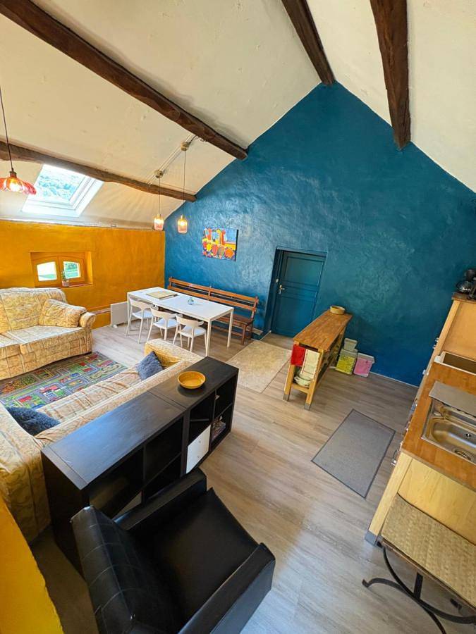 Gîte pour 5 personnes, avec Terrasse et Jardin ainsi que Piscine et Vue dans Lac de Pannecière