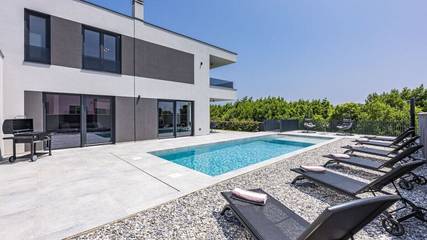 Villa für 8 Personen, mit Pool und Garten in Premantura
