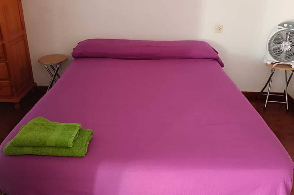 Entire apartment, Bright and centrally located with views. Wifi and Tv. Ski resorts nearby. in Jaca, Spanish Pyrenees
