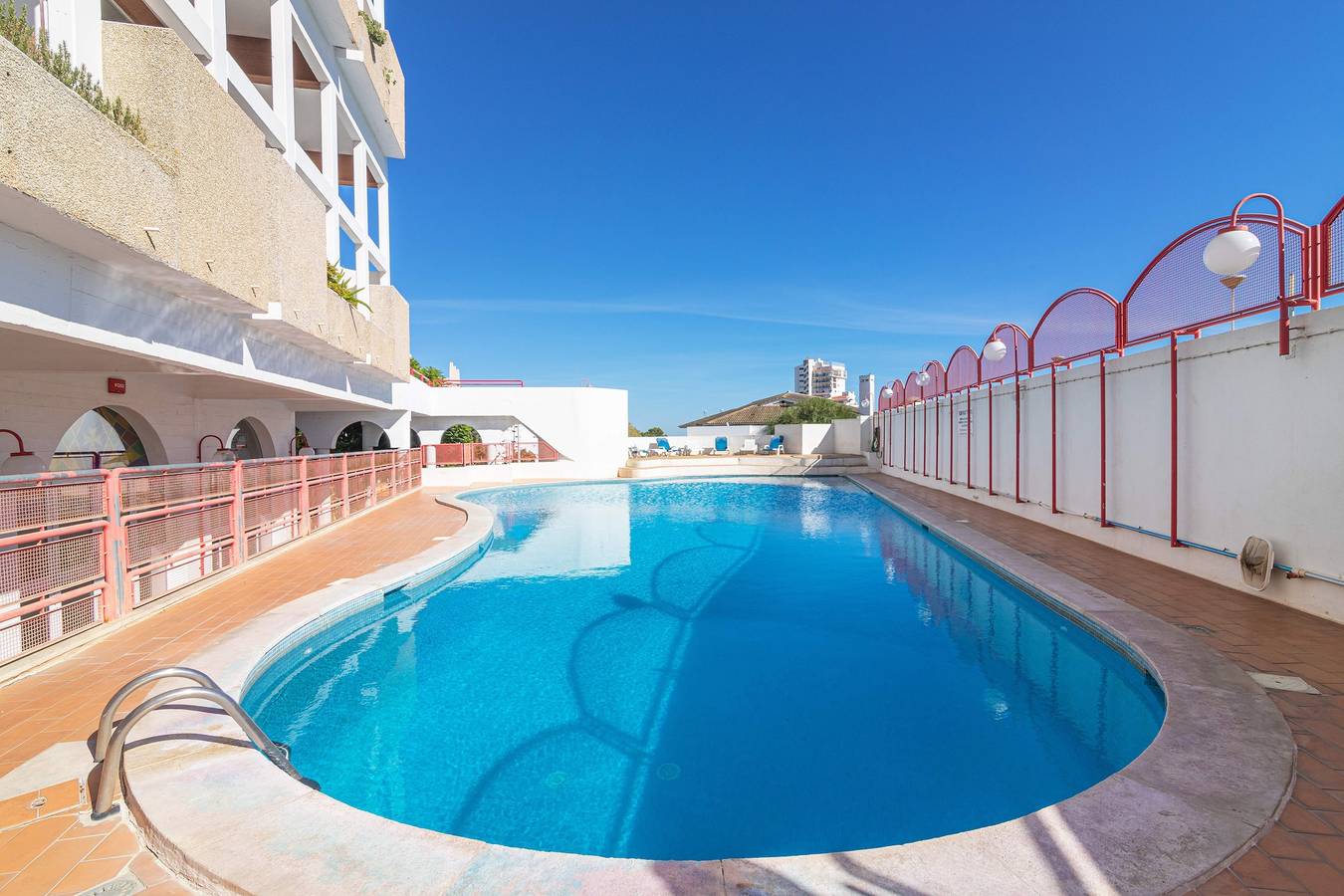 Appartement entier, Appartement Duplex 2 Chambres à Montechoro avec Piscine Partagée, Wi-Fi et Climatisation in Monte Choro, Albufeira