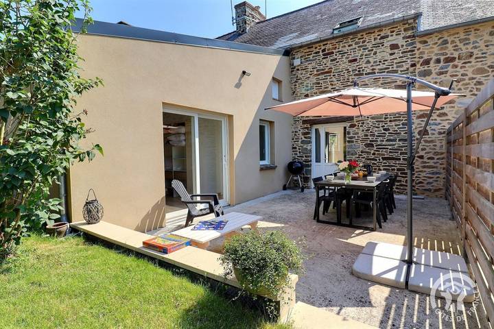 Gîte pour 6 personnes, avec Terrasse ainsi que Jardin et Vue à Roz-Landrieux