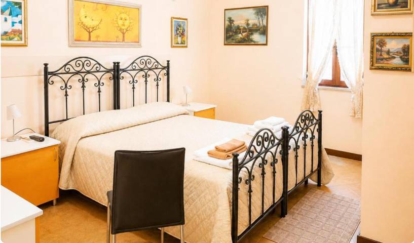 Lumora B&B - Chambre Double Levante avec Balcon, Wi-Fi et Climatisation in Crotone, Province de Crotone