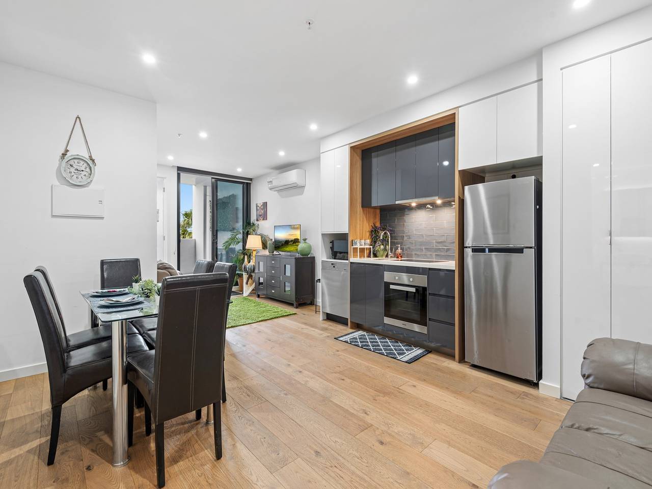 Entire apartment, Spacious 2-Bed Apartment in Hughesdale in Monash City, Melbourne