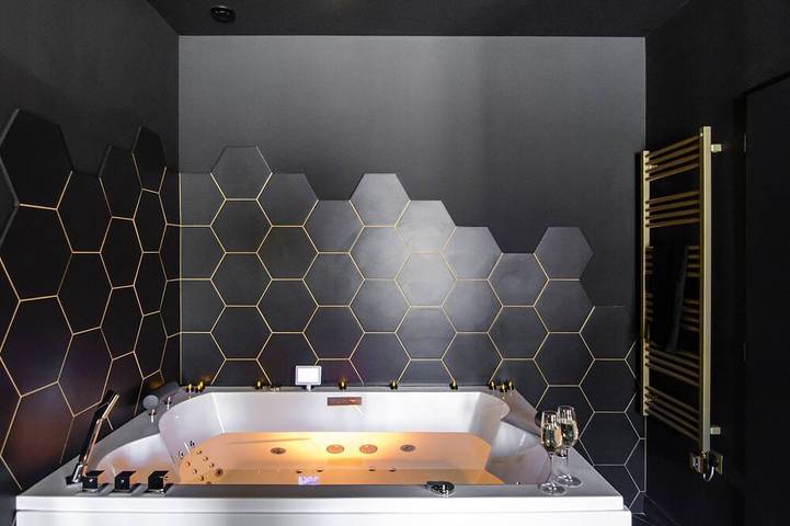 Entire apartment, Suite Balnéo/Hammam Noire et Or in Saint-Étienne, Loire