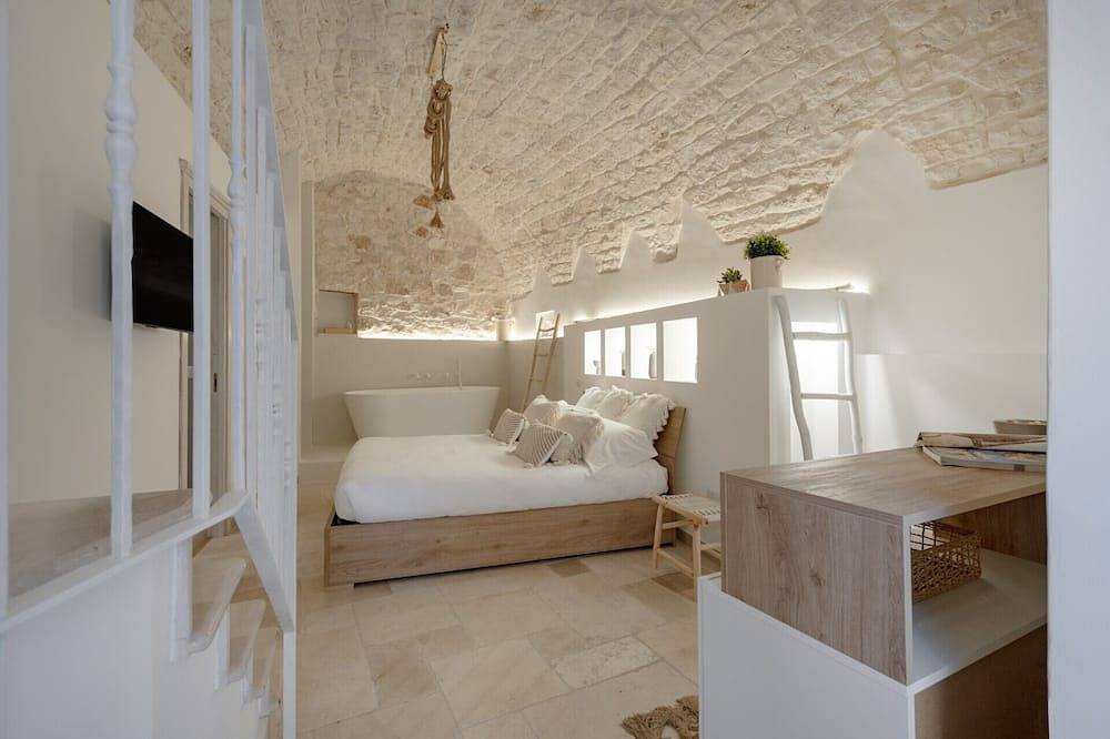 Entire apartment, Guesthost - Aline's Home - Iris Room in Conversano, Bari Province
