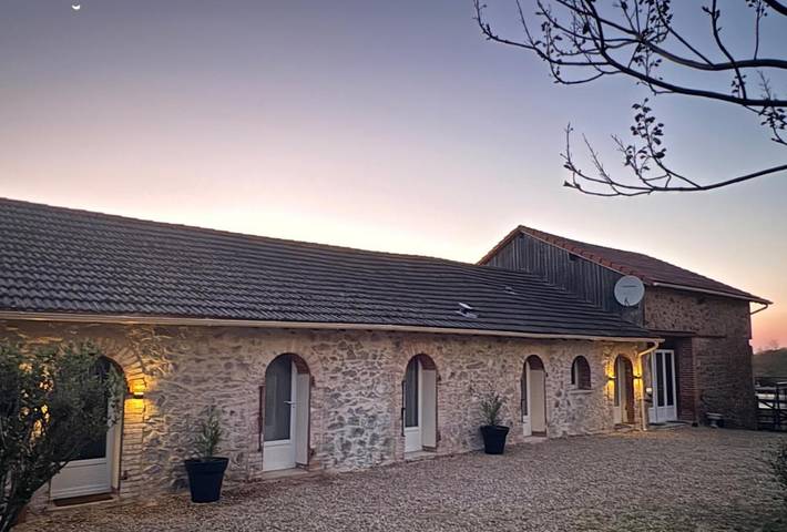 Location de vacances pour 2 personnes, avec vue ainsi que piscine et jardin à Adriers