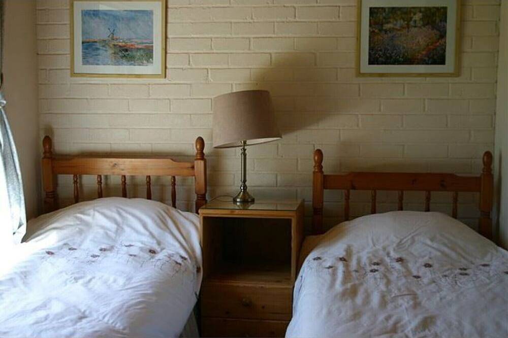 Das Woodcroft Holiday Cottage in Ayr liegt inmitten eines nach Westen ausgerichteten Gartens mit Rasen in Ayr, Firth Of Clyde