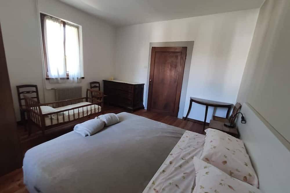 Villa Perale- Apartment in villa with park on the slopes of the Dolomites in Belluno, Schiara