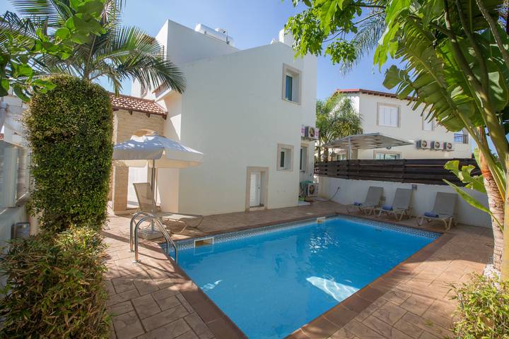 Bungalow für 4 Personen, mit Balkon/Terrasse und Garten auf Zypern
