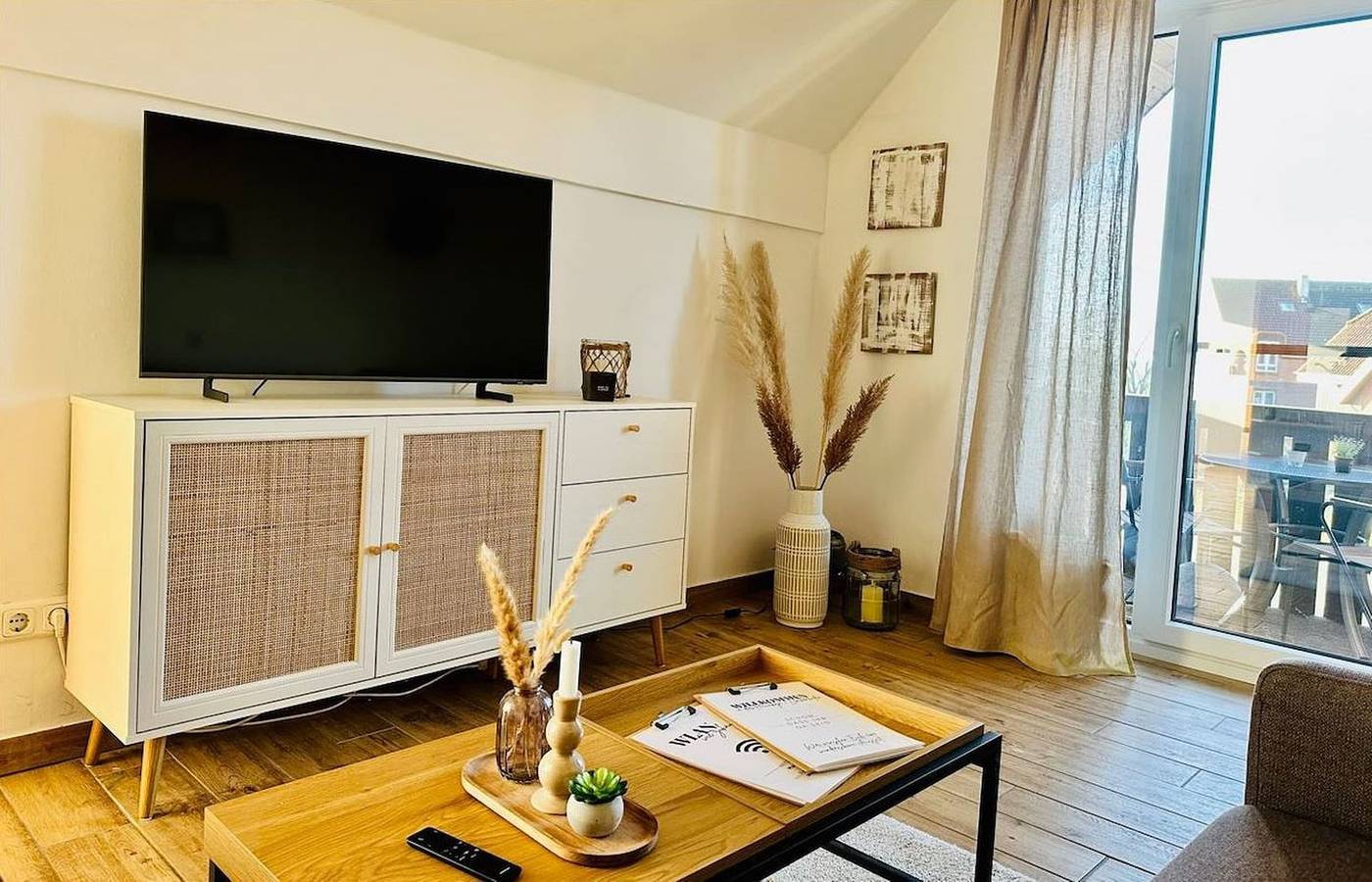 Ganze Wohnung, Moderne Ferienwohnung mit Balkon, Kaminofen und Privatparkplatz in Lemkenhafen in Westfehmarn, Lemkenhafen