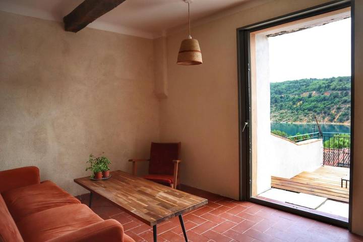 Gîte pour 4 personnes, avec vue sur le lac et piscine ainsi que terrasse et vue dans Office De Tourisme De Bauduen - 3