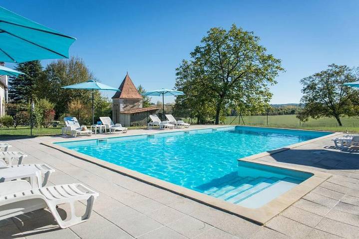 Gîte pour 4 personnes, avec piscine ainsi que vue et jardin à Yviers