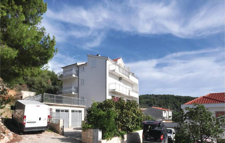 Apartamento vacacional entero, Acogedor apartamento con terraza, cocina y aparcamiento cerca de la playa de Uvala Bočići in Trogir, Čiovo