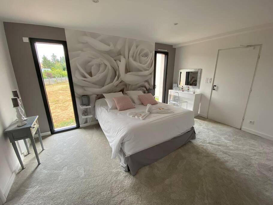 Villa avec piscine et spa proche circuit 24H Le Mans in Changé, Sarthe