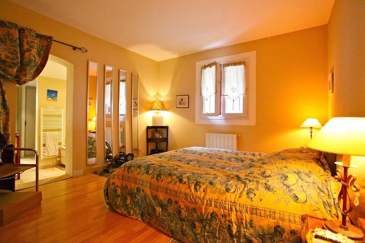South-facing Provencal villa. Dominant view. Swimming pool open from April to October in Beaumes-de-Venise, Vaucluse
