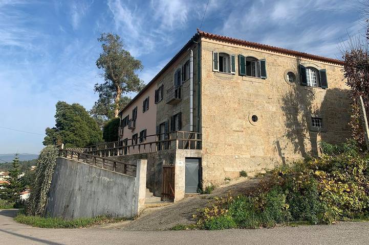 Gîte pour 20 personnes, avec balcon et jardin, animaux acceptés à Oliveira de Frades