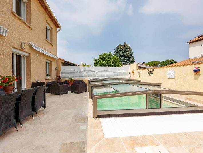 Location de vacances pour 8 personnes, avec piscine et balcon à Saint-Nazaire-de-Pézan