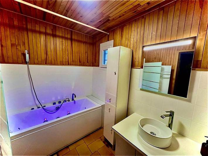 Gîte pour 7 personnes, avec Balcon et Terrasse ainsi que Jardin et Vue à Saint-Laurent-en-Beaumont - 2