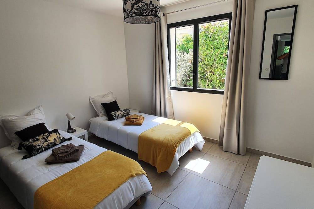 La Villa Beau Soleil in Saint-Julien-de-Peyrolas, Nimes region