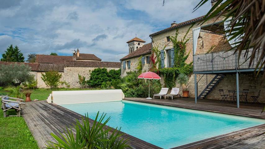 Location de vacances pour 4 personnes, avec jardin et piscine à Lagardelle