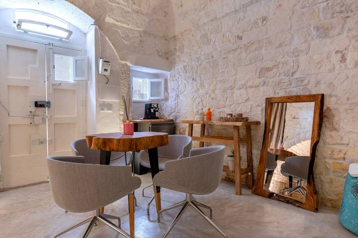 Casa Vacanze 'Suite Renoir' con Wi-Fi e Aria Condizionata in Ostuni, Salento
