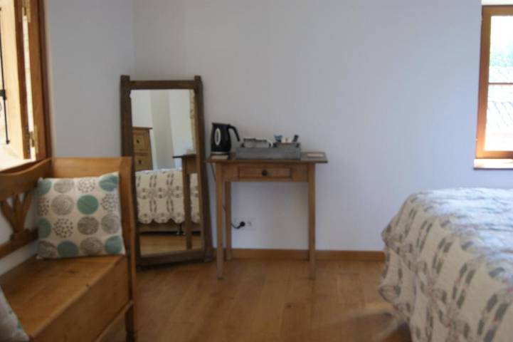 Location de vacances pour 2 personnes, avec vue ainsi que jardin et terrasse à Nantiat - 4