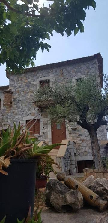 Gîte pour 4 personnes, avec bassin pour enfant et vue ainsi que piscine et jardin dans Stoupa