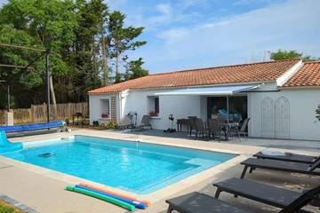 Gîte pour 14 personnes, avec jardin ainsi que terrasse et jacuzzi à Grues