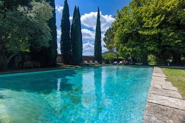 Hôtel pour 3 personnes, avec vue ainsi que jardin et piscine à Sernhac