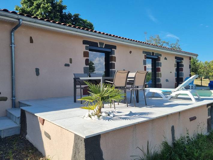 Gîte pour 4 personnes, avec terrasse ainsi que jardin et piscine dans Région de Besse-et-Saint-Anastaise - 2