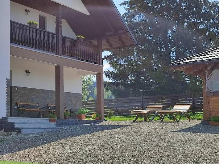 Gîte pour 14 personnes, avec terrasse et vue dans Dorna-Arini