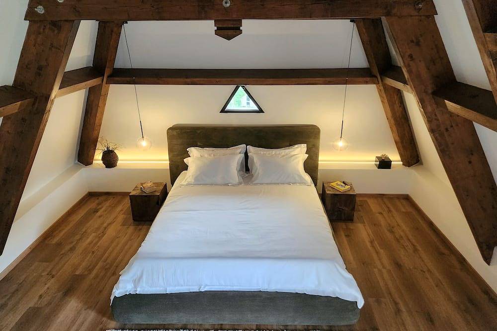 Vue sur Le Vallon - 3 bedroom luxury Gite with heated pool near Sarlat & Beynac in Castelnaud-la-Chapelle, Périgord Noir