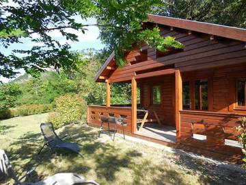 Gîte pour 4 personnes, avec terrasse ainsi que jardin et piscine, animaux acceptés à Coux