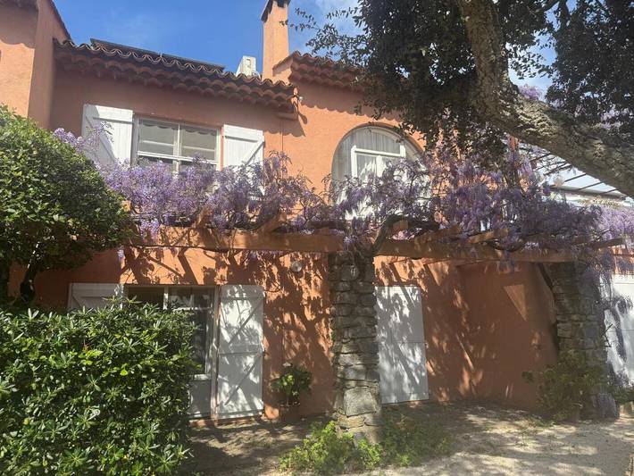 Location de vacances pour 19 personnes, avec vue ainsi que balcon et piscine dans Golf De Beauvallon - 3