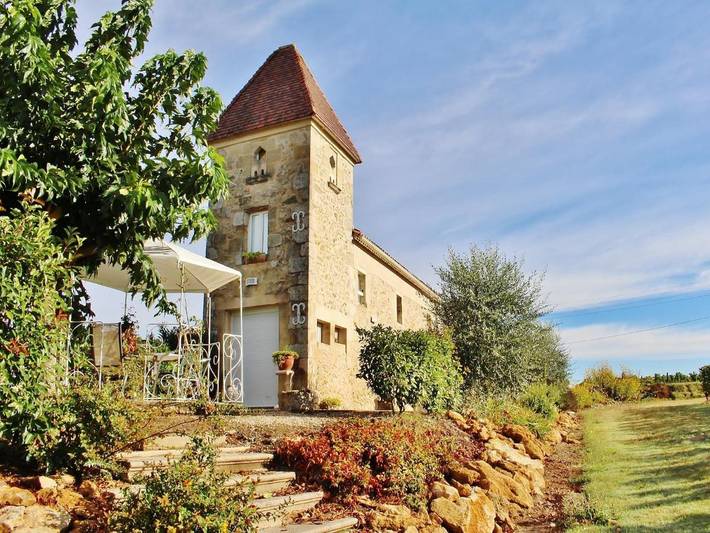 Location de vacances pour 4 personnes, avec Terrasse ainsi que Jardin et Piscine à Monprimblanc