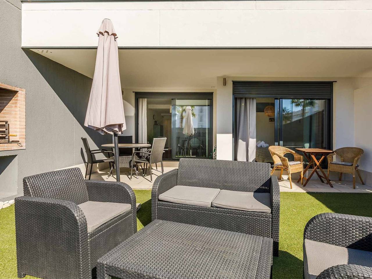 Apartamento entero, Apartamento moderno con piscina, aire acondicionado y parking para 6 en Caleta de Vélez in Urbanización Villa del Mar, Vélez-Málaga