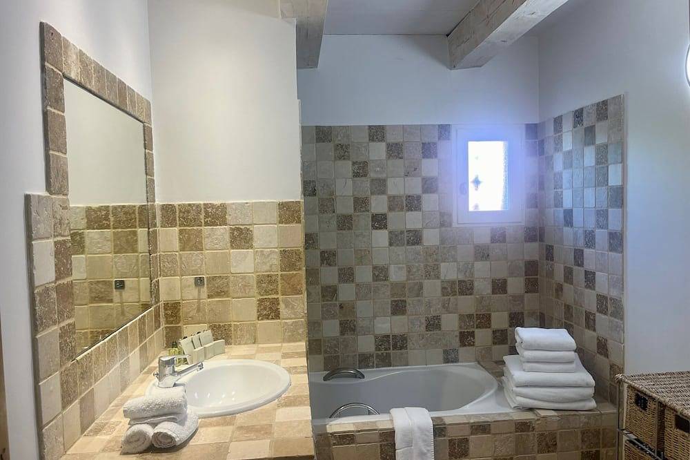 Forcalquier, Villa with private pool in luxury hotel residence. in Forcalquier, Regionaler Naturpark Luberon