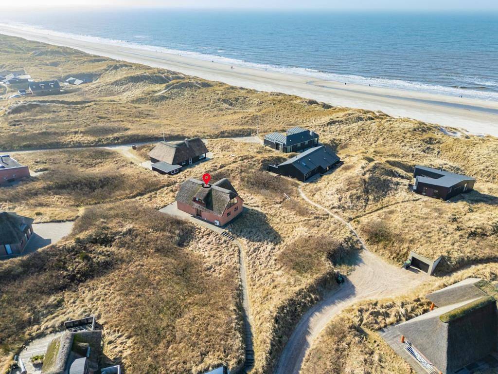 Hochgelegenes, vom Architekten entworfenes Ferienhaus dicht am Strand in Henne, Varde