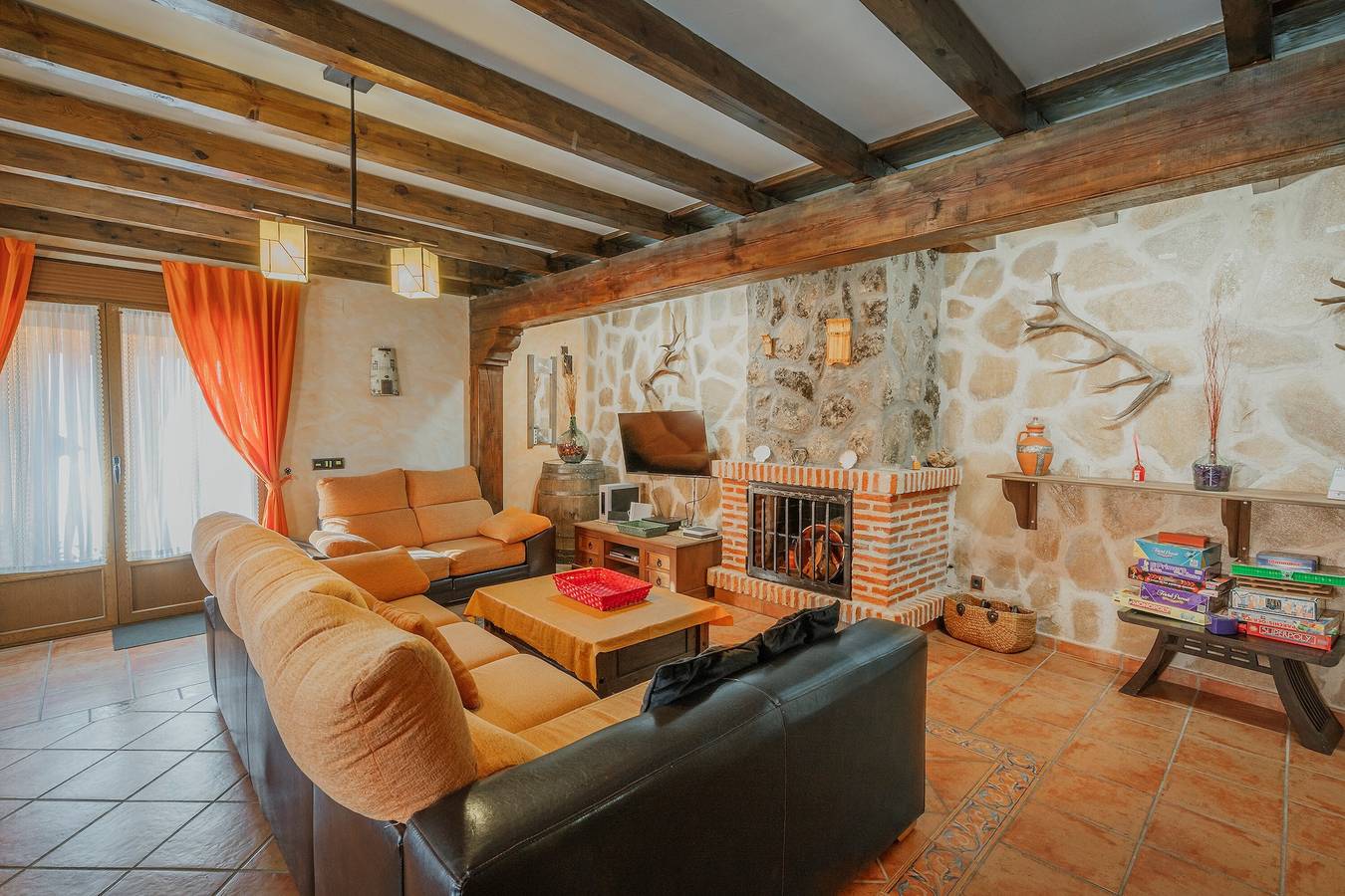 Casa rural 'Las Tres Coteras' piscina privada y Wi-Fi in Muñopedro, Provincia de Segovia