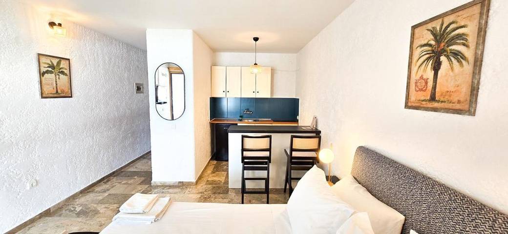 Location de vacances pour 2 personnes, avec Balcon ainsi que Terrasse et Jardin dans Selianitika